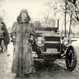 Alice Ramsey steht neben ihrem Auto