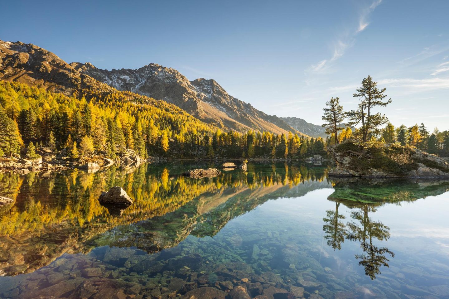 Goldener Herbst am Bergsee Lagh da Saoseo