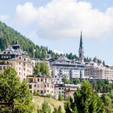 Blick auf St. Moritz in den Alpen