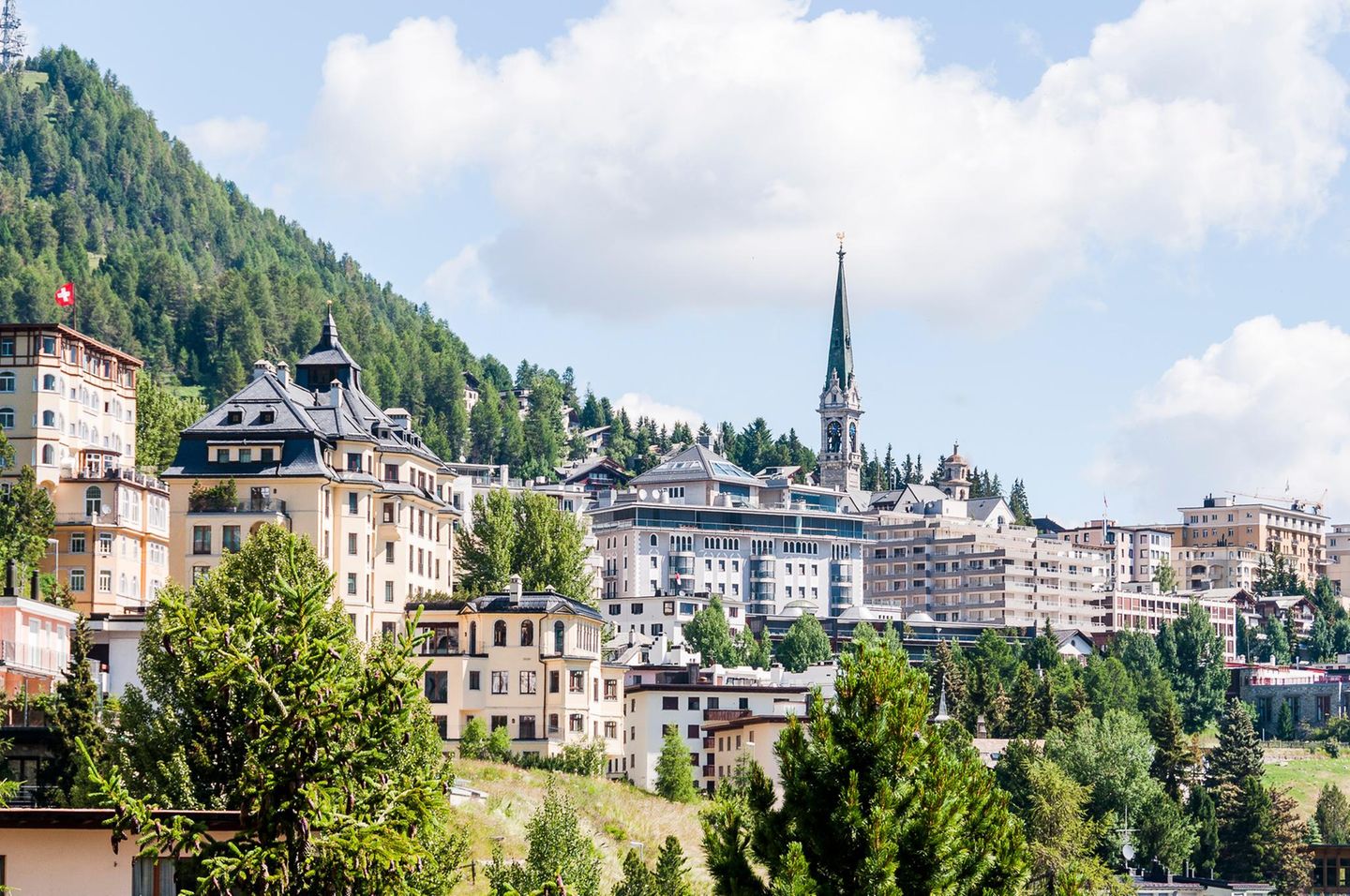 Blick auf St. Moritz in den Alpen