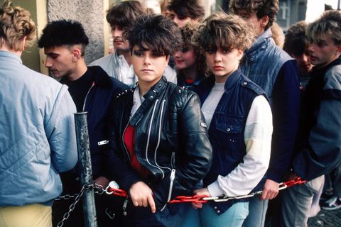 Jugendliche warten 1984 in Ostberlin in der Schlange vor dem "Café Nord"