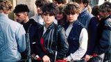 Jugendliche warten 1984 in Ostberlin in der Schlange vor dem "Café Nord"