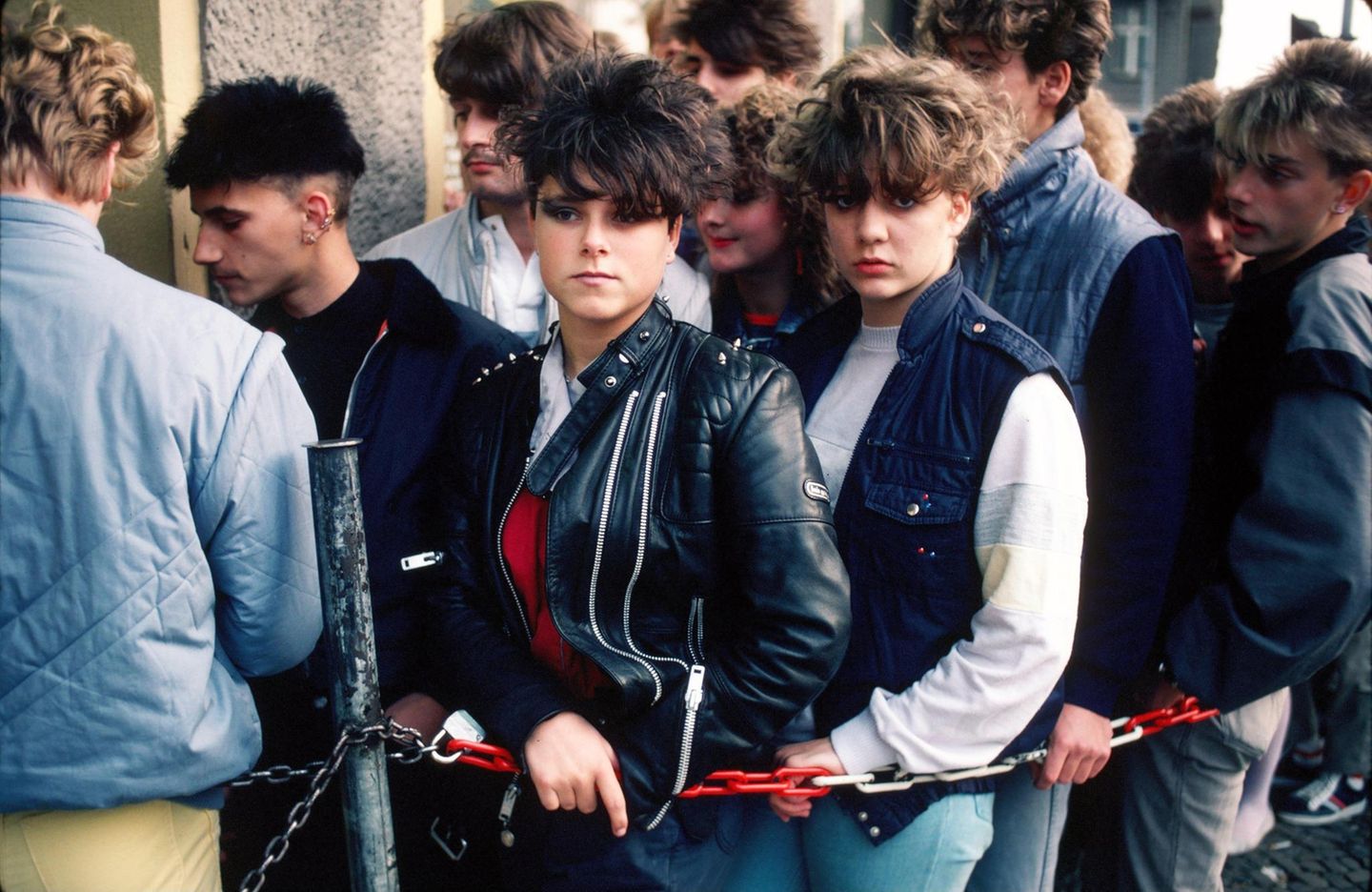 Jugendliche warten 1984 in Ostberlin in der Schlange vor dem "Café Nord"