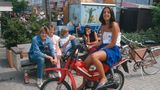 Jugendlichen am Olympia-Einkaufszentrum in München. Mädchen auf einem roten Honda-Moped