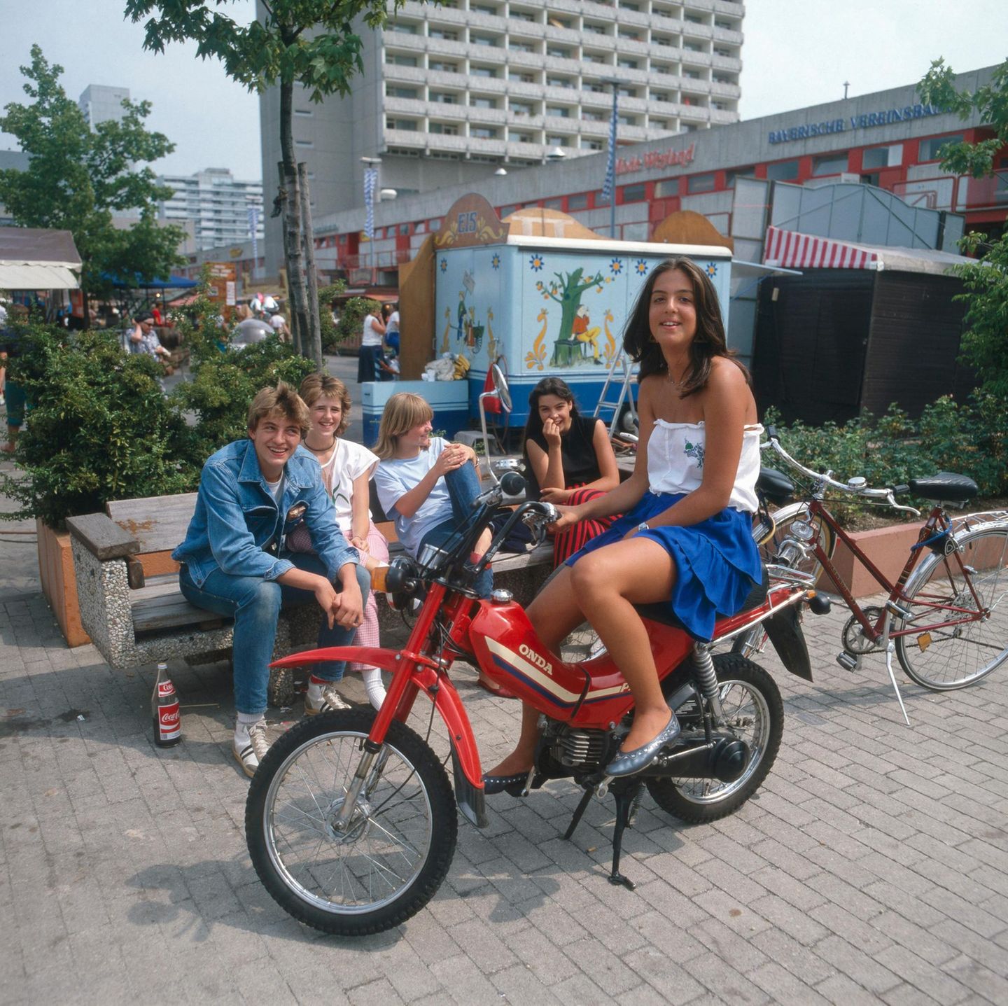 Jugendlichen am Olympia-Einkaufszentrum in München. Mädchen auf einem roten Honda-Moped