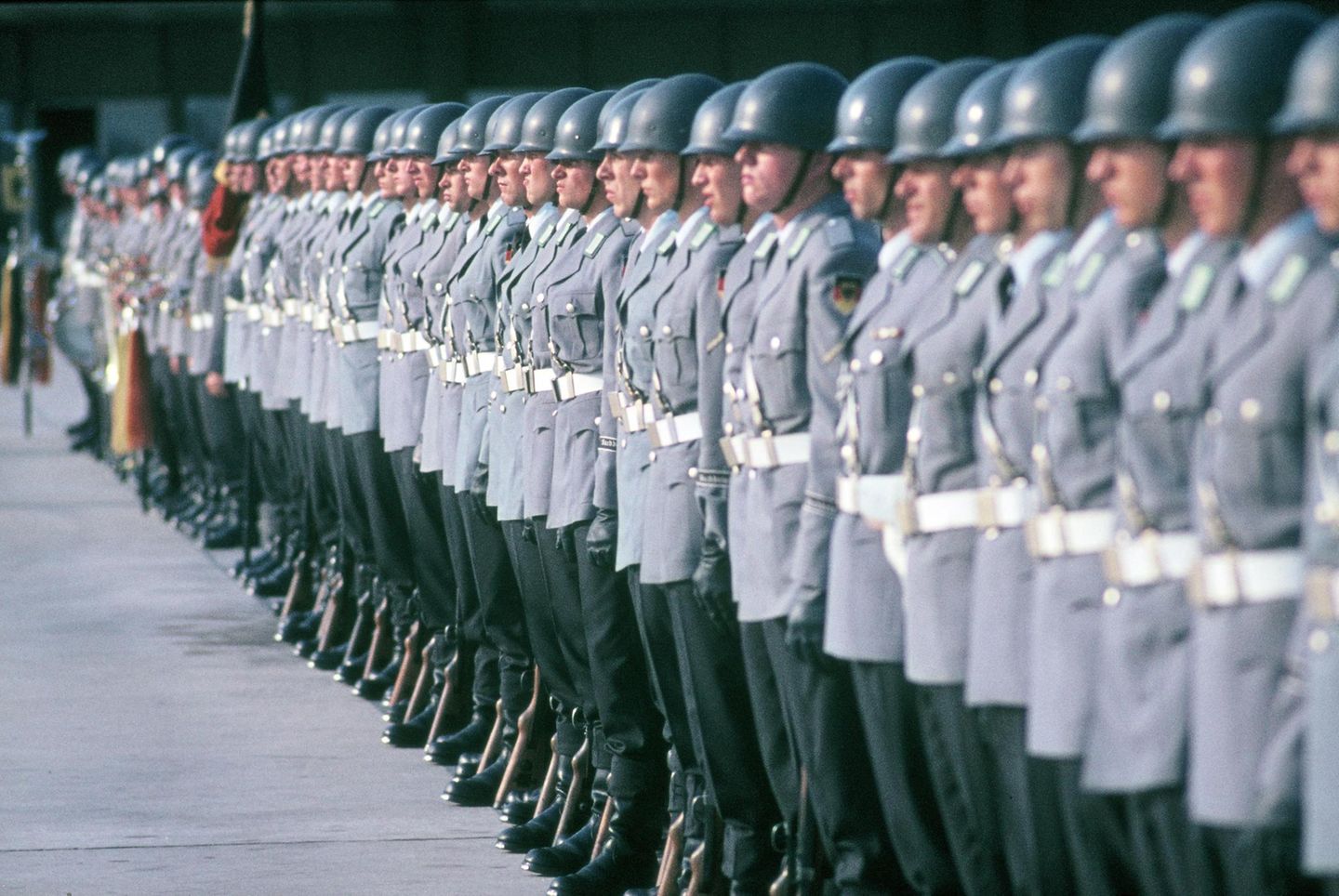 Soldaten mit Stahlhelmen