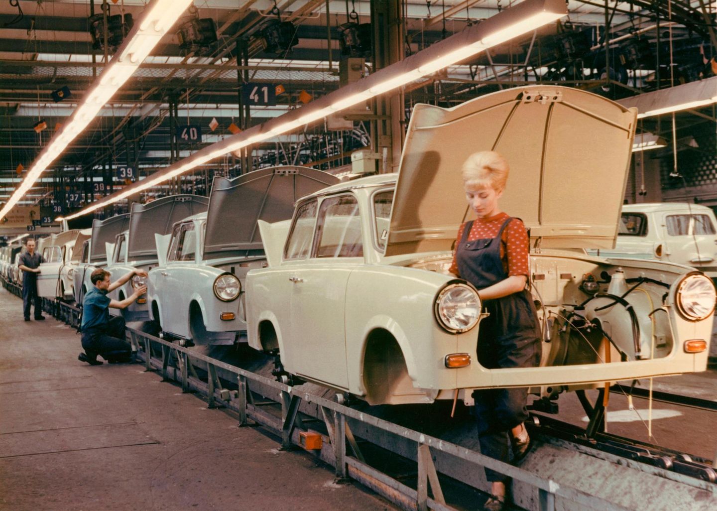 Frau in einem Automobilwerk