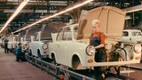 Frau in einem Automobilwerk
