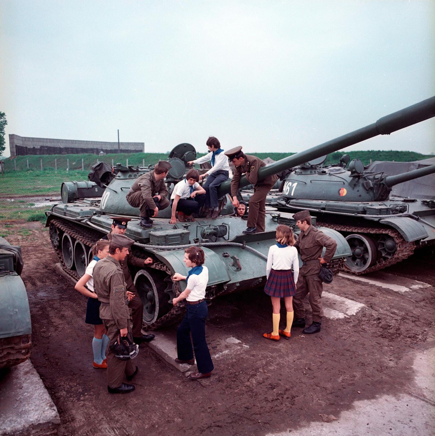 Menschen auf Panzer der Nationalen Volksarmee