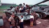 Menschen auf Panzer der Nationalen Volksarmee