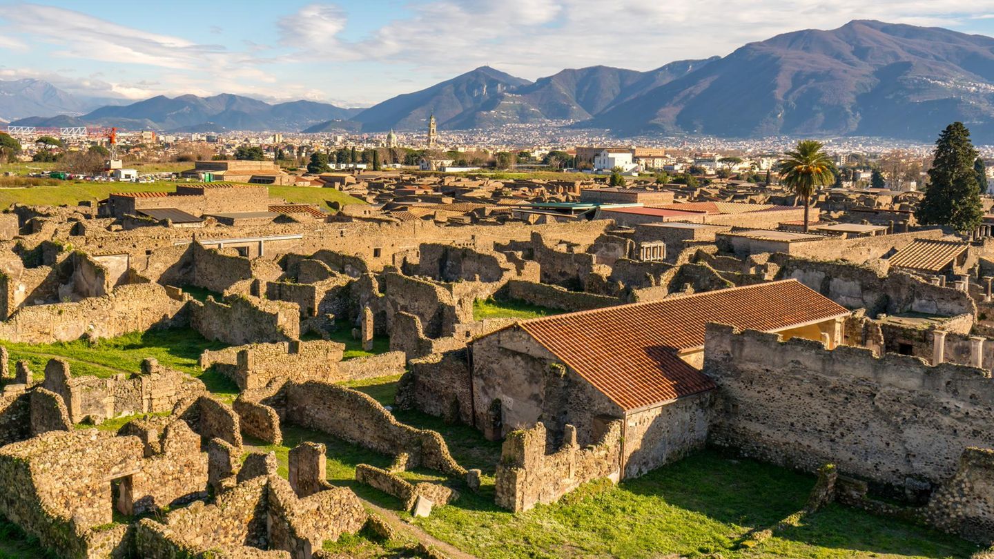 Ruinen des zerstörten Pompeji vor Geburge