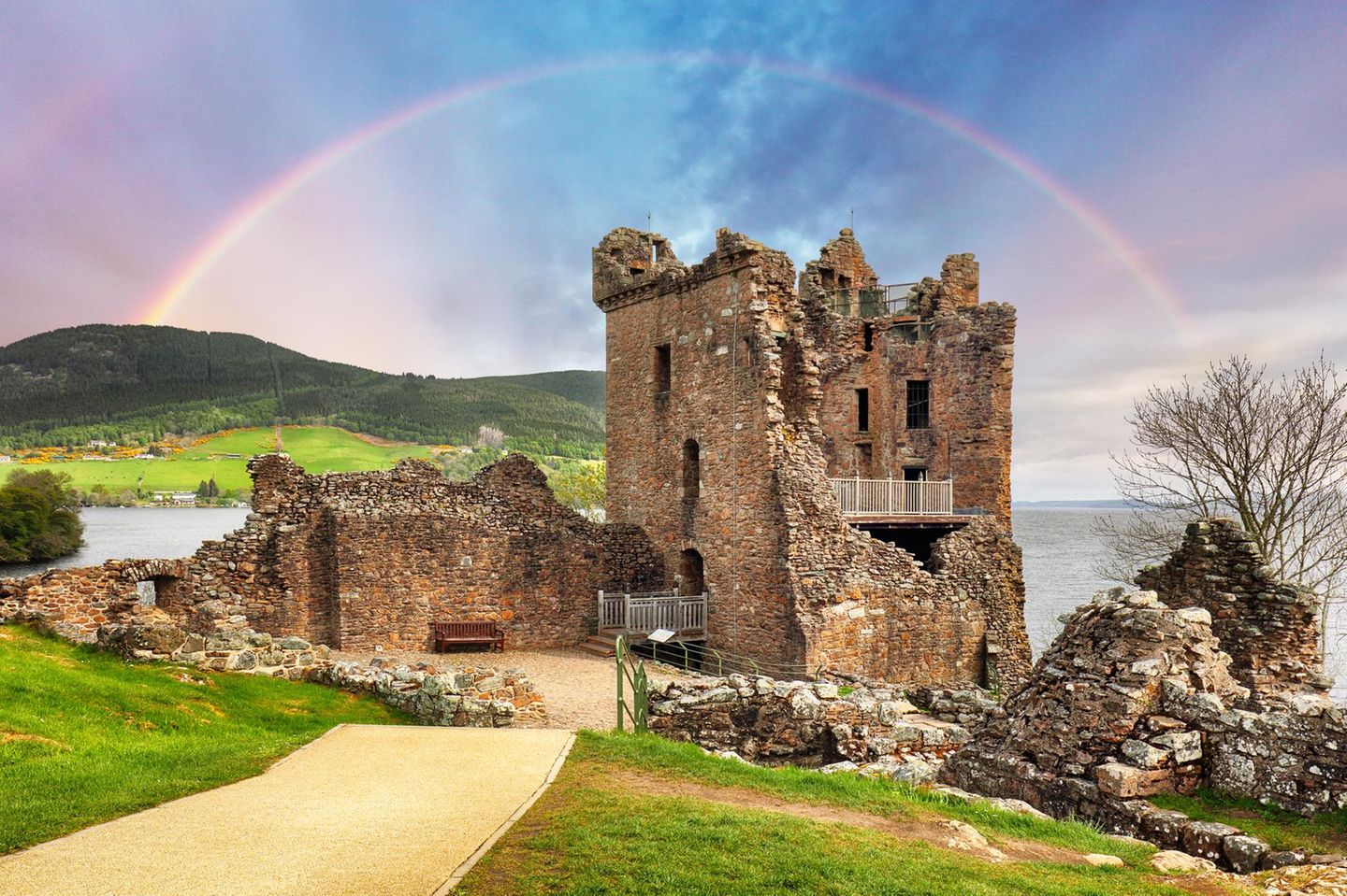 Urquhart Castle: Ruine mit Nessie-Blick Urquhart Castle am Loch Ness
