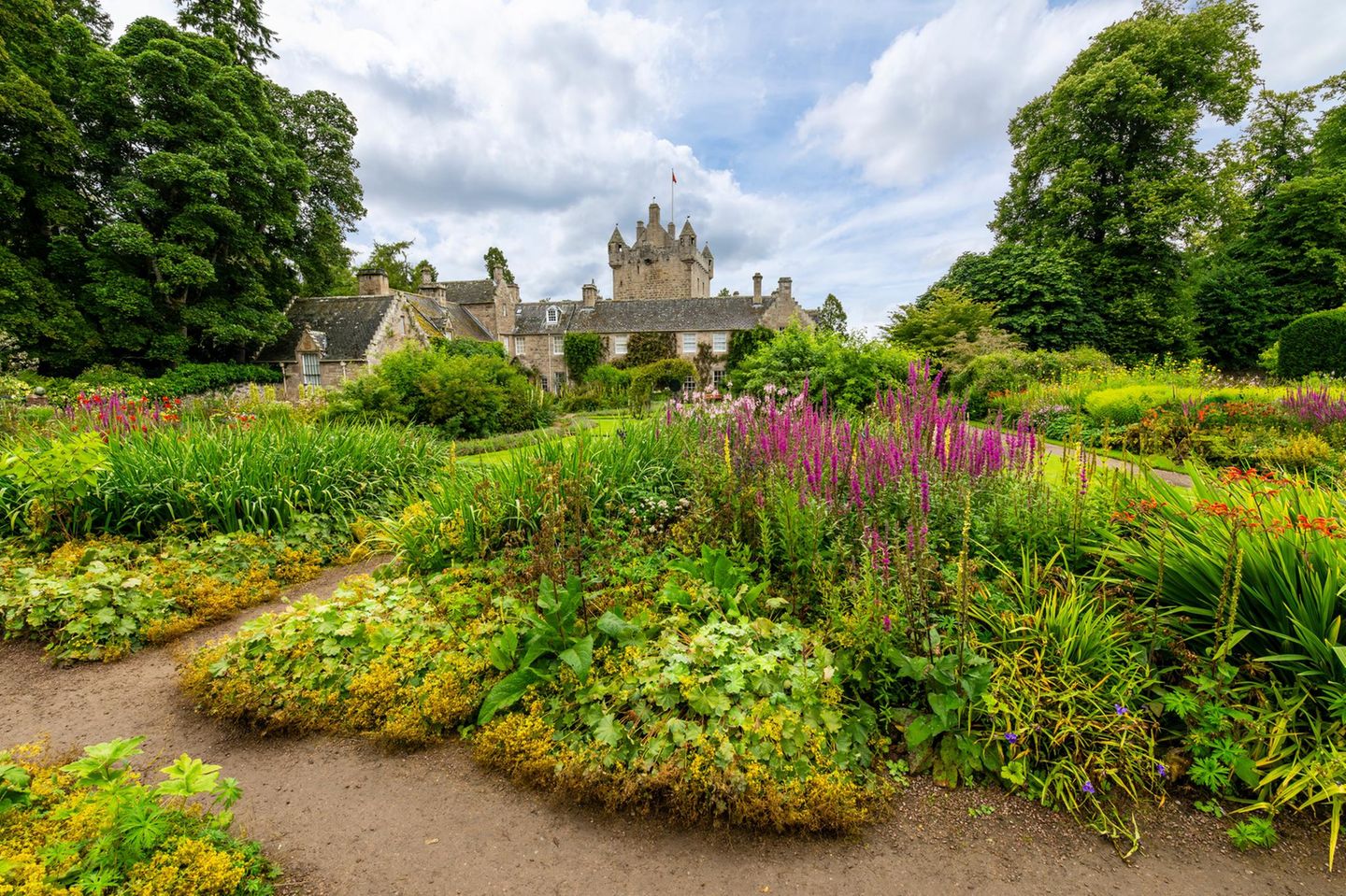 Cawdor Castle: Macbeths Mythenschloss Cawdor Castle in Nairnshire, Schottland