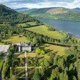 Luftbild von Inveraray Castle in Schottland