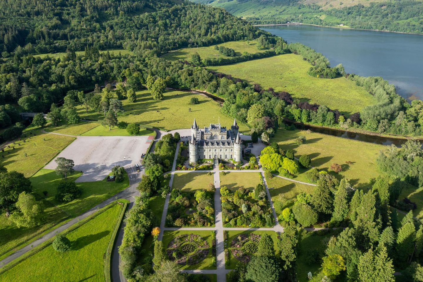 Inveraray Castle: Neugotischer Glanz am Loch Fyne Luftbild von Inveraray Castle in Schottland