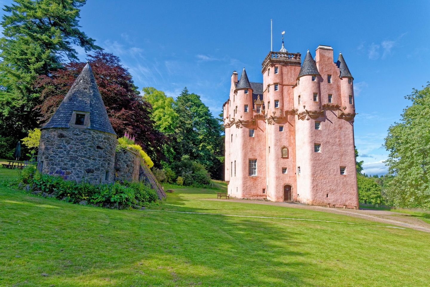 Craigievar Castle: Ein Traum in Rosa Craigievar Castle in Aberdeenshire, Schottland