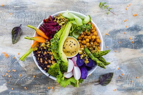 Eine Buddha Bowl mit buntem Gemüse