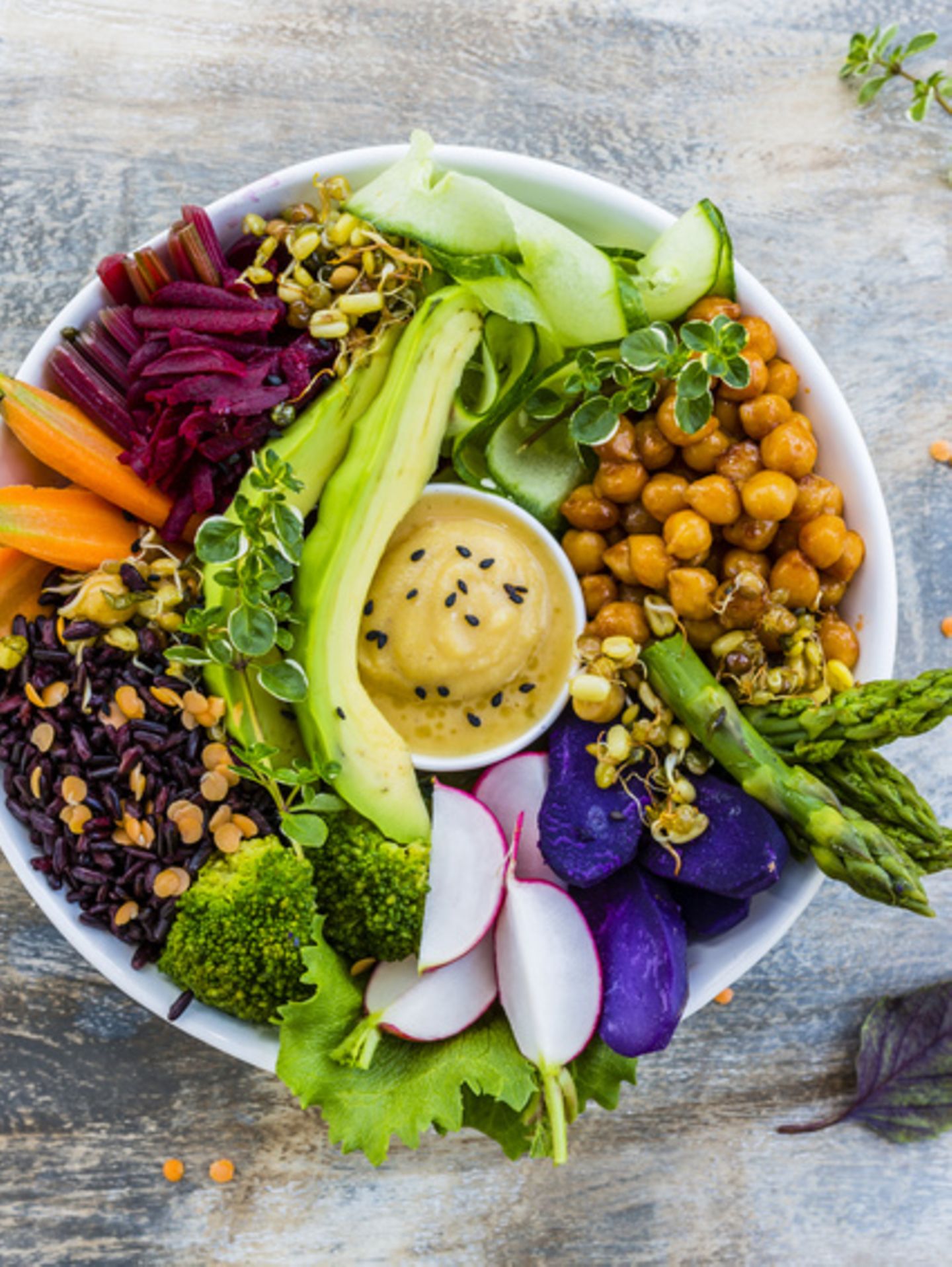 Eine Buddha Bowl mit buntem Gemüse