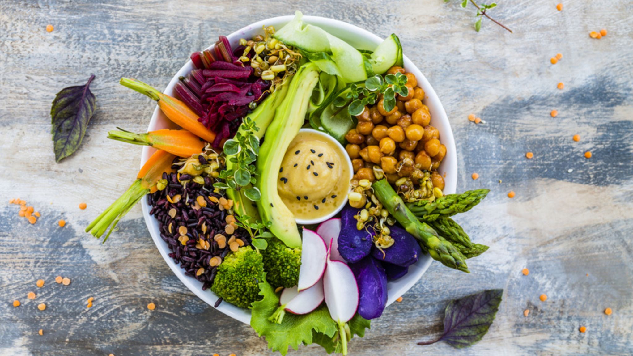 Eine Buddha Bowl mit buntem Gemüse