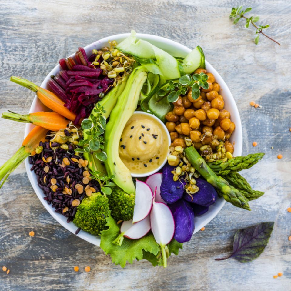 Eine Buddha Bowl mit buntem Gemüse