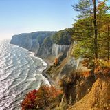 Kalkfelsen auf Rügen mit Meer im Herbst