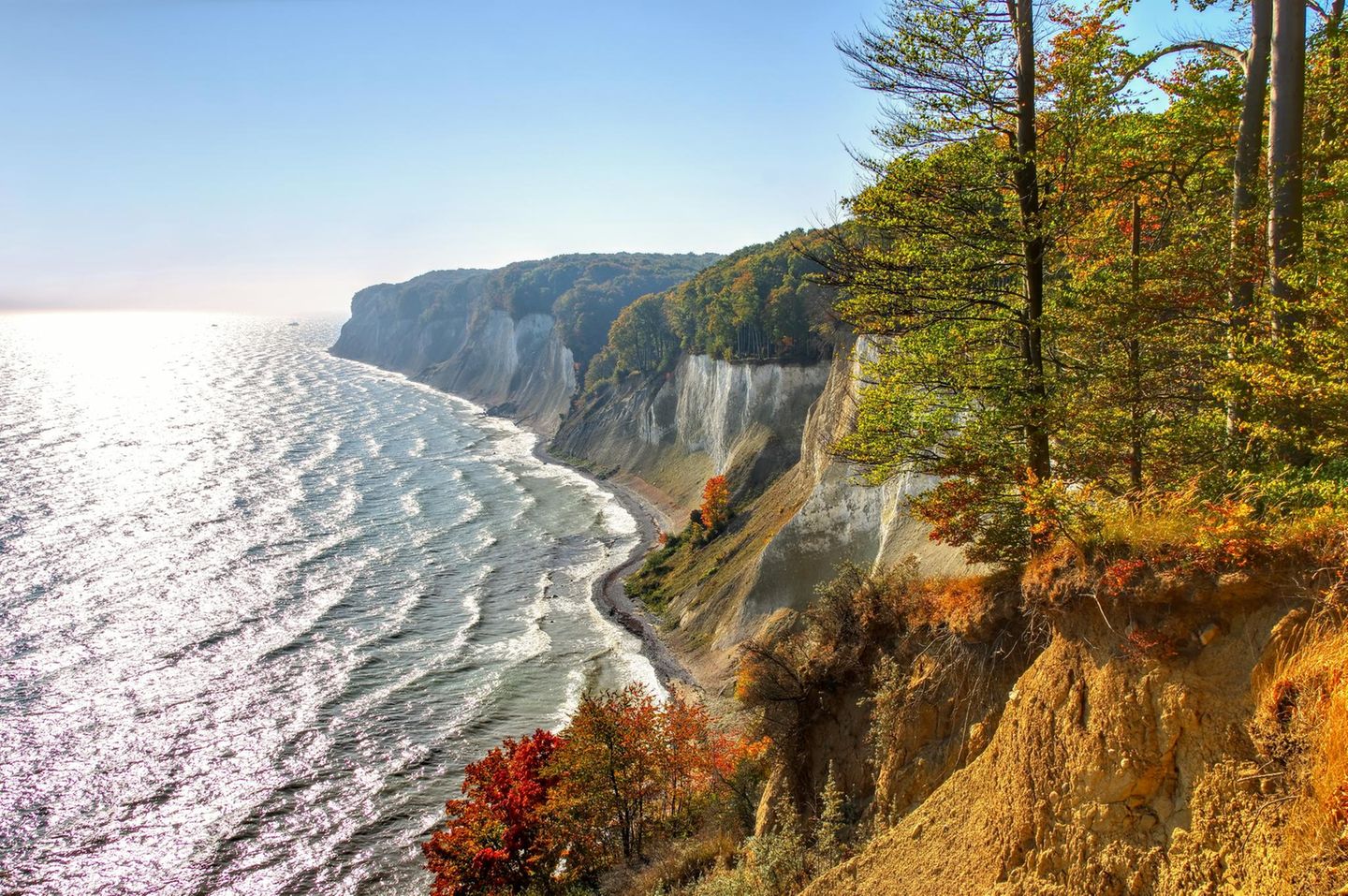Kalkfelsen auf Rügen mit Meer im Herbst