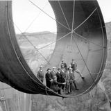 Männer in einer Turbinenröhre
