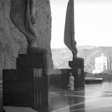 Eine Frau steht zwischen Skulpturen