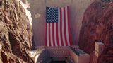 Eine große amerikanische Flagge ist am Hoover Damm befestigt