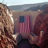 Eine große amerikanische Flagge ist am Hoover Damm befestigt