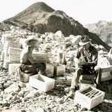 Zwei Männer mit Dynamitboxen