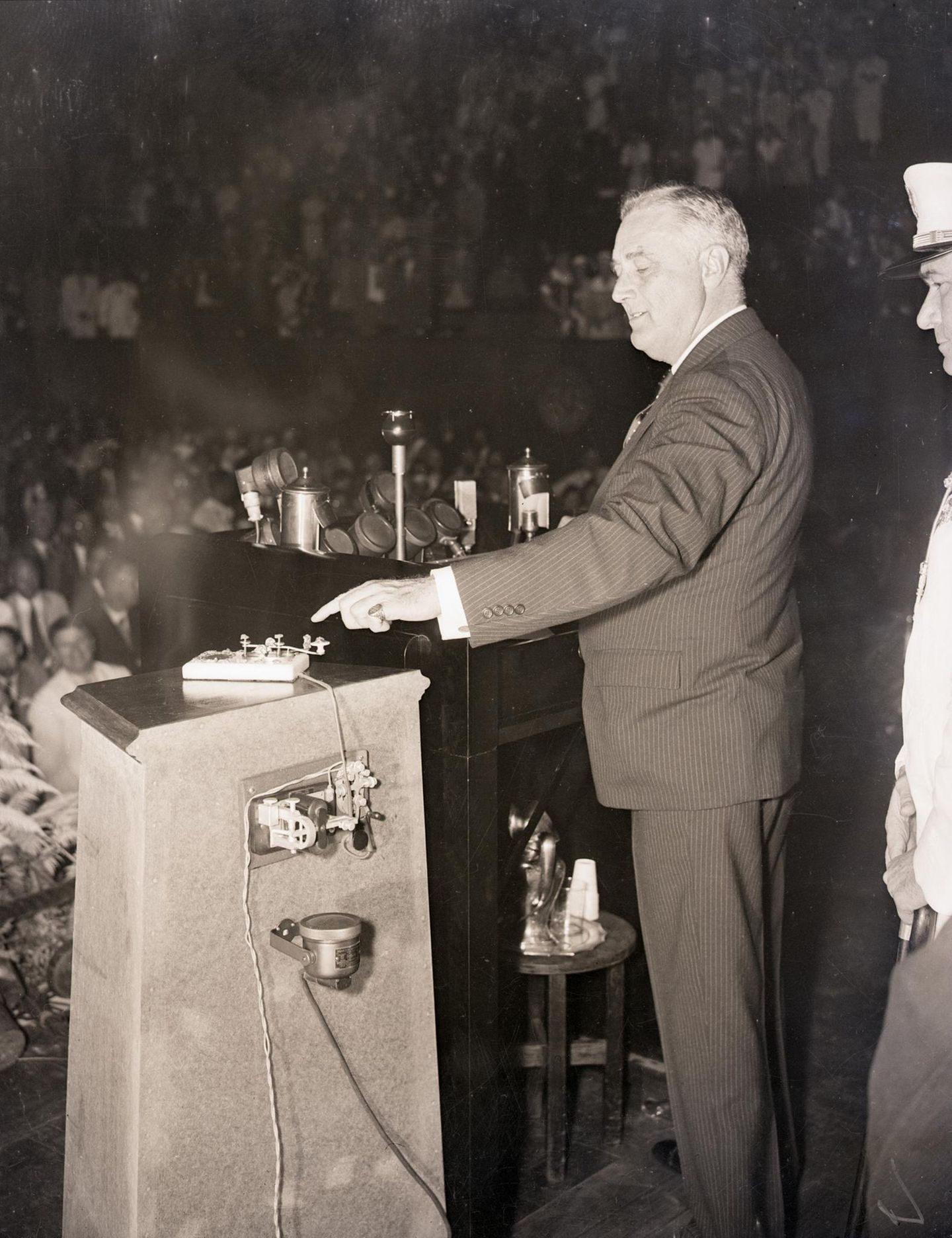 Roosevelt betätigt einen Knopf