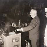 Roosevelt betätigt einen Knopf