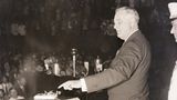 Roosevelt betätigt einen Knopf