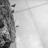 Menschen klettern an der Baustelle des Damms