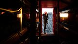 Hoch oben an den felsigen Hängen des Mont Dolent leuchtet das Bivouac du Dolent in kräftigem Orange – eine futuristisch anmutende Biwakschachtel, die selbst im weiten Weiß der Schneelandschaft unübersehbar bleibt. Sie bietet in absoluter Abgeschiedenheit eine einfache, aber gut geschützte Übernachtungsmöglichkeit. Das metallverkleidete Äußere widersteht Wind und Schnee, während das hölzerne innere mit Schlafplattformen und minimaler Ausstattung eine unerwartet warme Atmosphäre schafft. Dank eines Solarpanels gibt es sogar Strom für Beleuchtung und einen Wasserkocher – ein seltener Komfort in dieser rauen Umgebung.