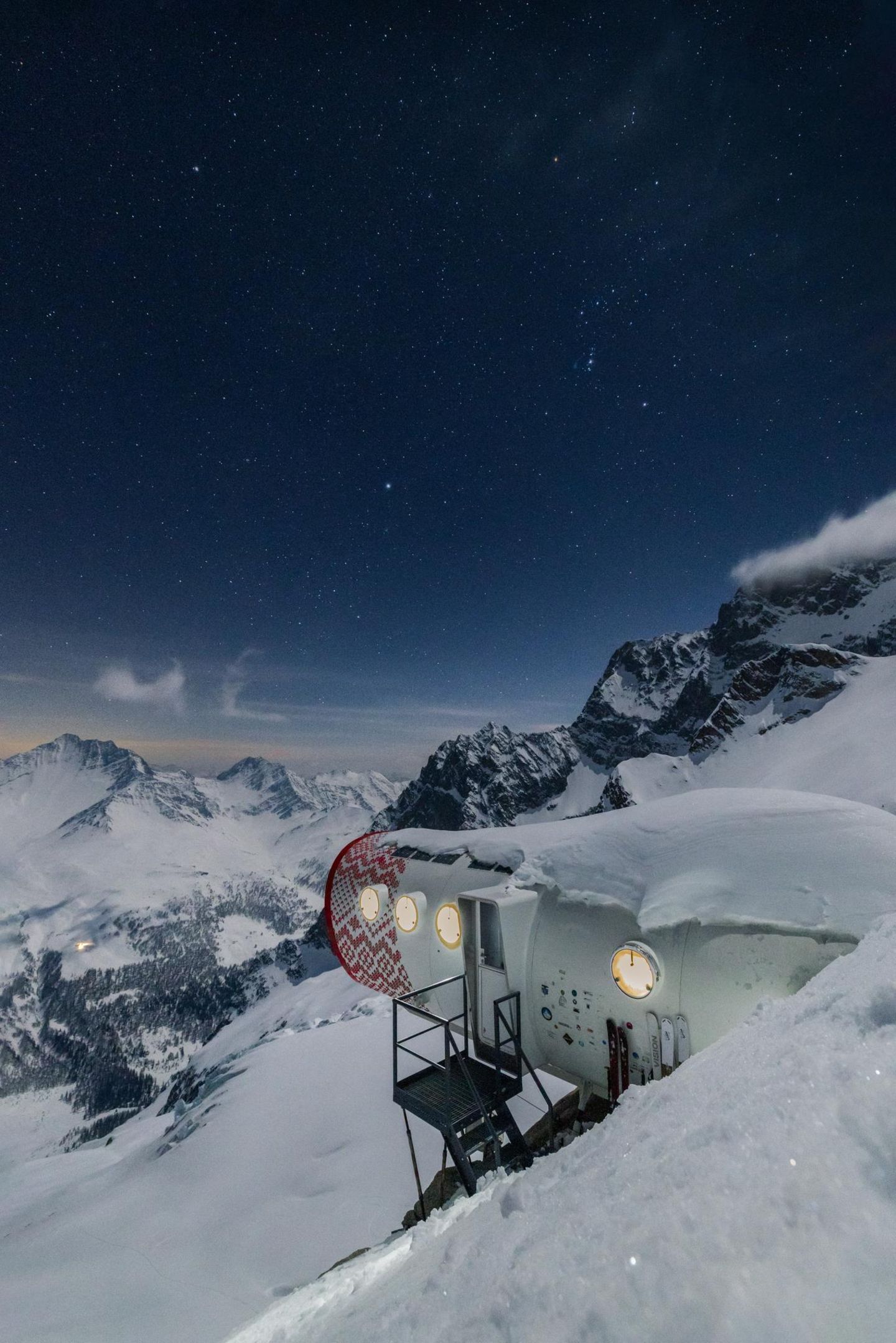Alpine Zufluchten: Eine futuristische Kapsel, die wie ein Raumschiff in der Stille der Alpen gelandet zu sein scheint: Am Rand des Abgrunds unter den eisigen Gipfeln der Grandes Jorasses ruht das Bivacco Gervasutti. Auf einem Felsvorsprung in 2.835 Metern Höhe trotzt die röhrenförmige Struktur den Kräften der Natur. Errichtet 2011 als Ersatz für eine alte Holzhütte, wurde das Biwak von einem italienischen Architekturbüro entwickelt und in Einzelteilen per Helikopter hierhergebracht. Innen erwartet Bergsteiger ein überraschend behaglicher Raum: warme holzverkleidete Kojen, solarbetriebene Beleuchtung und ein Panoramafenster, das den Blick auf die Bergwelt des Aostatals öffnet. Eine futuristische Kapsel, die wie ein Raumschiff in der Stille der Alpen gelandet zu sein scheint: Am Rand des Abgrunds unter den eisigen Gipfeln der Grandes Jorasses ruht das Bivacco Gervasutti. Auf einem Felsvorsprung in 2.835 Metern Höhe trotzt die röhrenförmige Struktur den Kräften der Natur. Errichtet 2011 als Ersatz für eine alte Holzhütte, wurde das Biwak von einem italienischen Architekturbüro entwickelt und in Einzelteilen per Helikopter hierhergebracht. Innen erwartet Bergsteiger ein überraschend behaglicher Raum: warme holzverkleidete Kojen, solarbetriebene Beleuchtung und ein Panoramafenster, das den Blick auf die Bergwelt des Aostatals öffnet.