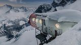 Eine futuristische Kapsel, die wie ein Raumschiff in der Stille der Alpen gelandet zu sein scheint: Am Rand des Abgrunds unter den eisigen Gipfeln der Grandes Jorasses ruht das Bivacco Gervasutti. Auf einem Felsvorsprung in 2.835 Metern Höhe trotzt die röhrenförmige Struktur den Kräften der Natur. Errichtet 2011 als Ersatz für eine alte Holzhütte, wurde das Biwak von einem italienischen Architekturbüro entwickelt und in Einzelteilen per Helikopter hierhergebracht. Innen erwartet Bergsteiger ein überraschend behaglicher Raum: warme holzverkleidete Kojen, solarbetriebene Beleuchtung und ein Panoramafenster, das den Blick auf die Bergwelt des Aostatals öffnet.