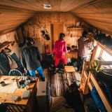 Auf der abgelegenen Insel Arnøya finden Reisende die Svarttindhytta – eine einfache, warme Zuflucht im hohen Norden Norwegens. Wo nur einige Hundert Menschen in Dörfern an der Küste leben und die raue Natur das Leben bestimmt, ist diese klassische skandinavische Hütte ein Ort der Geborgenheit. Innen duftet das Holz, der Ofen knistert leise, und durch die Fenster fällt der Blick auf vereiste Wildnis. Die Hütte wurde von Freiwilligen errichtet und ist ein eindrucksvolles Zeugnis der starken Gemeinschaft auf Arnoya. Auch ihr Erhalt beruht auf gemeinschaftlichem Engagement – Vorräte werden mit Schlitten heraufgefahren oder von jenen mitgebracht, die diesem besonderen Ort etwas zurückgeben möchten.  