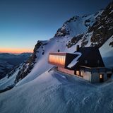 Die Cabane Tortin liegt auf fast 3.000 Metern Höhe und verbindet alpine Tradition mit modernem Komfort. Während draußen malerische Sonnenaufgänge und die Stille der Berge die Atmosphäre prägen, erwartet die Gäste im Inneren luxuriöser Schutz vor Wind und Wetter. Zugleich dient die Hütte als Treffpunkt für Freerider, Skitourengeher und Backcountry-Guides, die bei Lawinenkursen und Navigationsworkshops ihr Wissen teilen. 