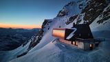Die Cabane Tortin liegt auf fast 3.000 Metern Höhe und verbindet alpine Tradition mit modernem Komfort. Während draußen malerische Sonnenaufgänge und die Stille der Berge die Atmosphäre prägen, erwartet die Gäste im Inneren luxuriöser Schutz vor Wind und Wetter. Zugleich dient die Hütte als Treffpunkt für Freerider, Skitourengeher und Backcountry-Guides, die bei Lawinenkursen und Navigationsworkshops ihr Wissen teilen. 