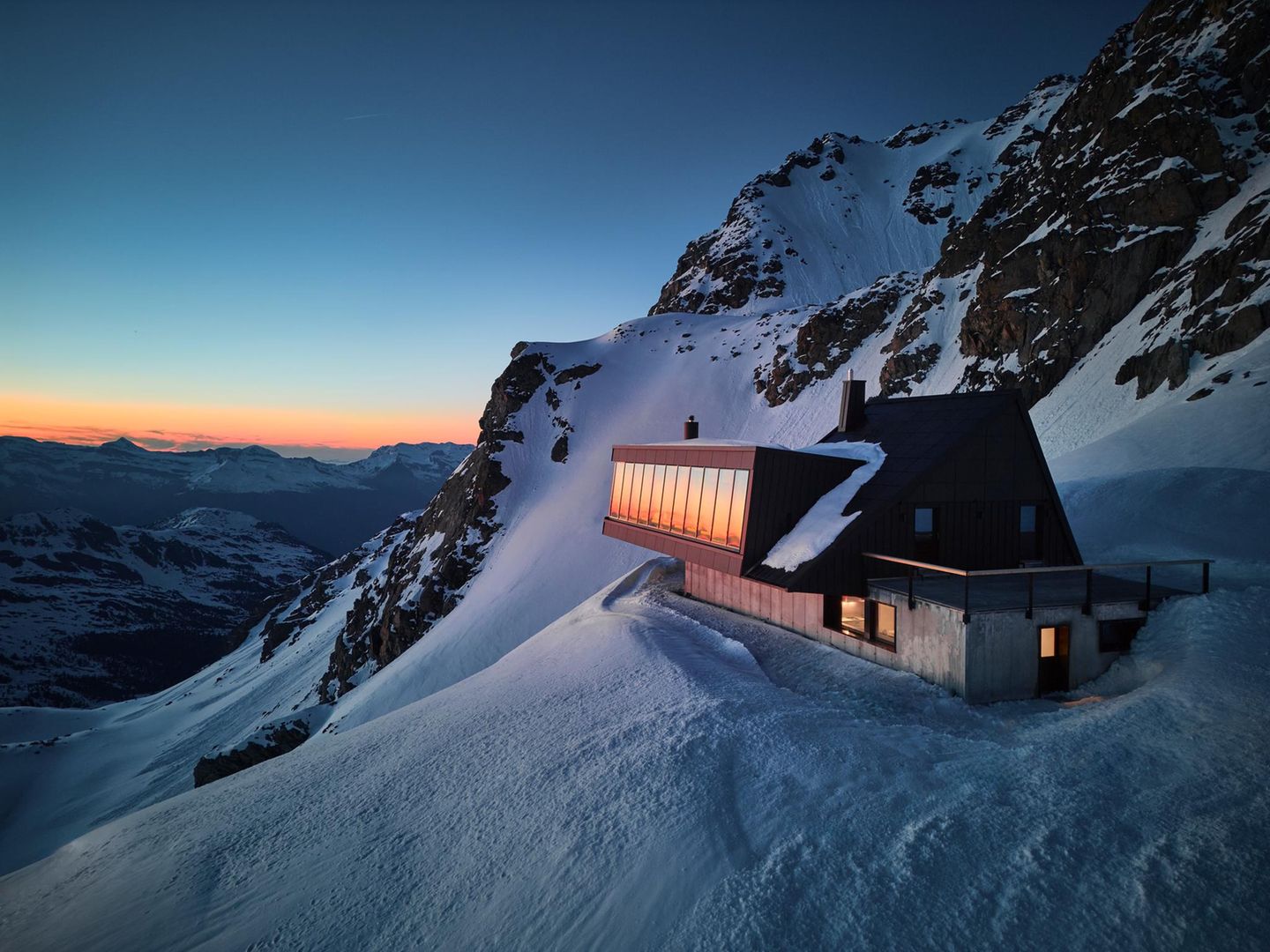 Cabane Tortin in Haute-Nendaz, Schweiz Die Cabane Tortin liegt auf fast 3.000 Metern Höhe und verbindet alpine Tradition mit modernem Komfort. Während draußen malerische Sonnenaufgänge und die Stille der Berge die Atmosphäre prägen, erwartet die Gäste im Inneren luxuriöser Schutz vor Wind und Wetter. Zugleich dient die Hütte als Treffpunkt für Freerider, Skitourengeher und Backcountry-Guides, die bei Lawinenkursen und Navigationsworkshops ihr Wissen teilen.