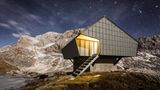 Diese außergewöhnliche Schutzhütte wurde auf etwa 2.000 Metern Höhe im Herzen der Julischen Alpen in Slowenien gebaut. Nahe wichtiger Bergsteigerrouten gelegen, dient sie als unverzichtbarer Rückzugsort für Bergsteiger, Wanderer und Skitourengeher, die den Triglav-Nationalpark abseits der Hauptsaison erkunden. Trotz seiner einfachen Ausstattung überzeugt das Biwak durch ein durchdachtes, asymmetrisches Design, das ganzjährig den starken Alpenwinden standhält und verhindert, dass sich im Winter Schnee auf dem Dach ansammelt. 