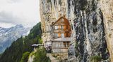 Wie in einem Fantasy-Roman scheint das traditionelle Holzhaus auf 1.454 Metern direkt aus der senkrechten Felswand des Alpsteinmassivs zu wachsen: Dank der einzigartigen Lage am steilen Kalkstein zählt das Berggasthaus Aescher heute zu den berühmtesten Ausflugszielen der Region. Besucher erwartet neben einem sagenhaften Panoramablick auch herzliche Gastfreundschaft und eine märchenhafte Atmosphäre.