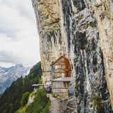 Wie in einem Fantasy-Roman scheint das traditionelle Holzhaus auf 1.454 Metern direkt aus der senkrechten Felswand des Alpsteinmassivs zu wachsen: Dank der einzigartigen Lage am steilen Kalkstein zählt das Berggasthaus Aescher heute zu den berühmtesten Ausflugszielen der Region. Besucher erwartet neben einem sagenhaften Panoramablick auch herzliche Gastfreundschaft und eine märchenhafte Atmosphäre.