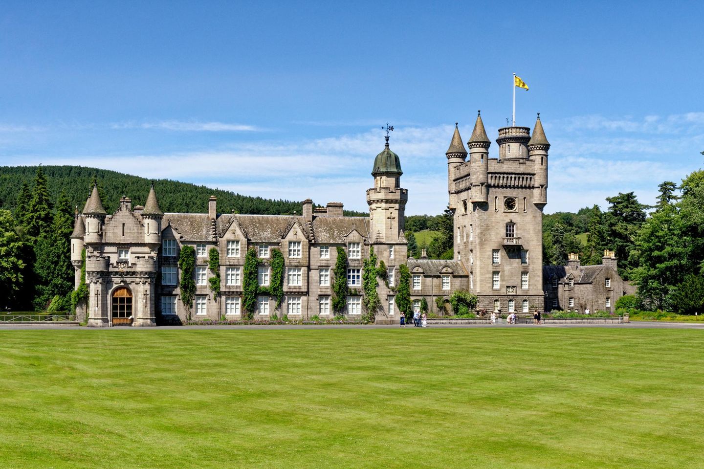 Balmoral Castle: Rückzugsort der Royals Balmoral Castle in Schottland im Sommer