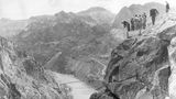Aussichtsplattform am Canyon, Besuchende beobachten den Bau des Hoover-Damms