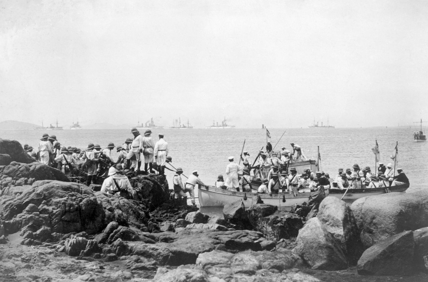 Griff nach Land Deutsche Truppen gehen in der Bucht von Kiautschou am Gelben Meer an Land.