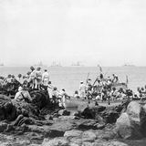 Deutsche Truppen gehen in der Bucht von Kiautschou am Gelben Meer an Land.