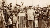 König Yuhi V. Musinga neben einem kaiserlichen Kolonialoffizier in Ruanda